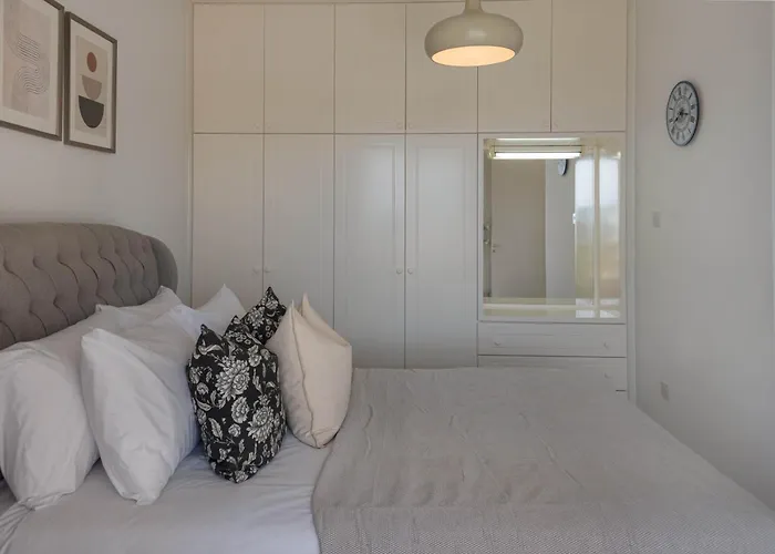 Phaedrus Living Seaview Hilltop Maisonette *